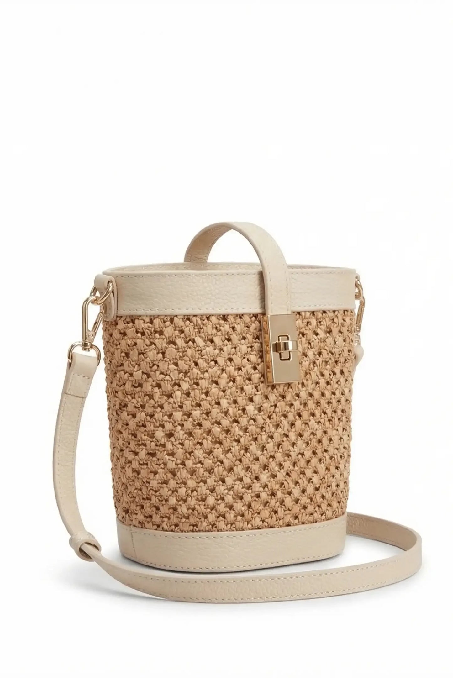 Bolso bandolera de rafia beige con detalles en piel y cierre metálico, estilo casual femenino