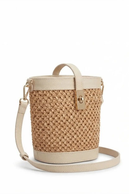 Bolso bandolera de rafia beige con detalles en piel y cierre metálico, estilo casual femenino
