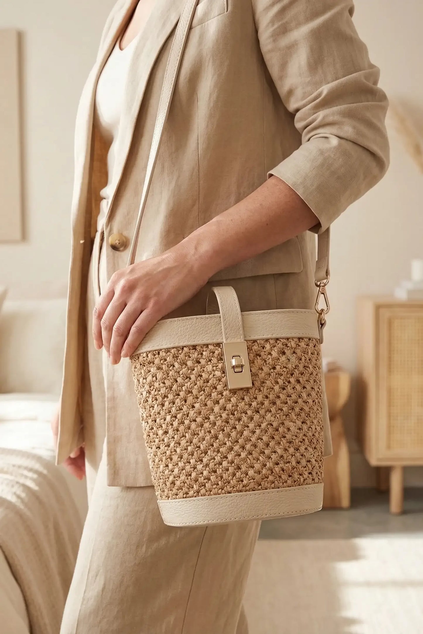 Bolso bandolera de rafia y piel beige con cierre dorado, look casual femenino elegante