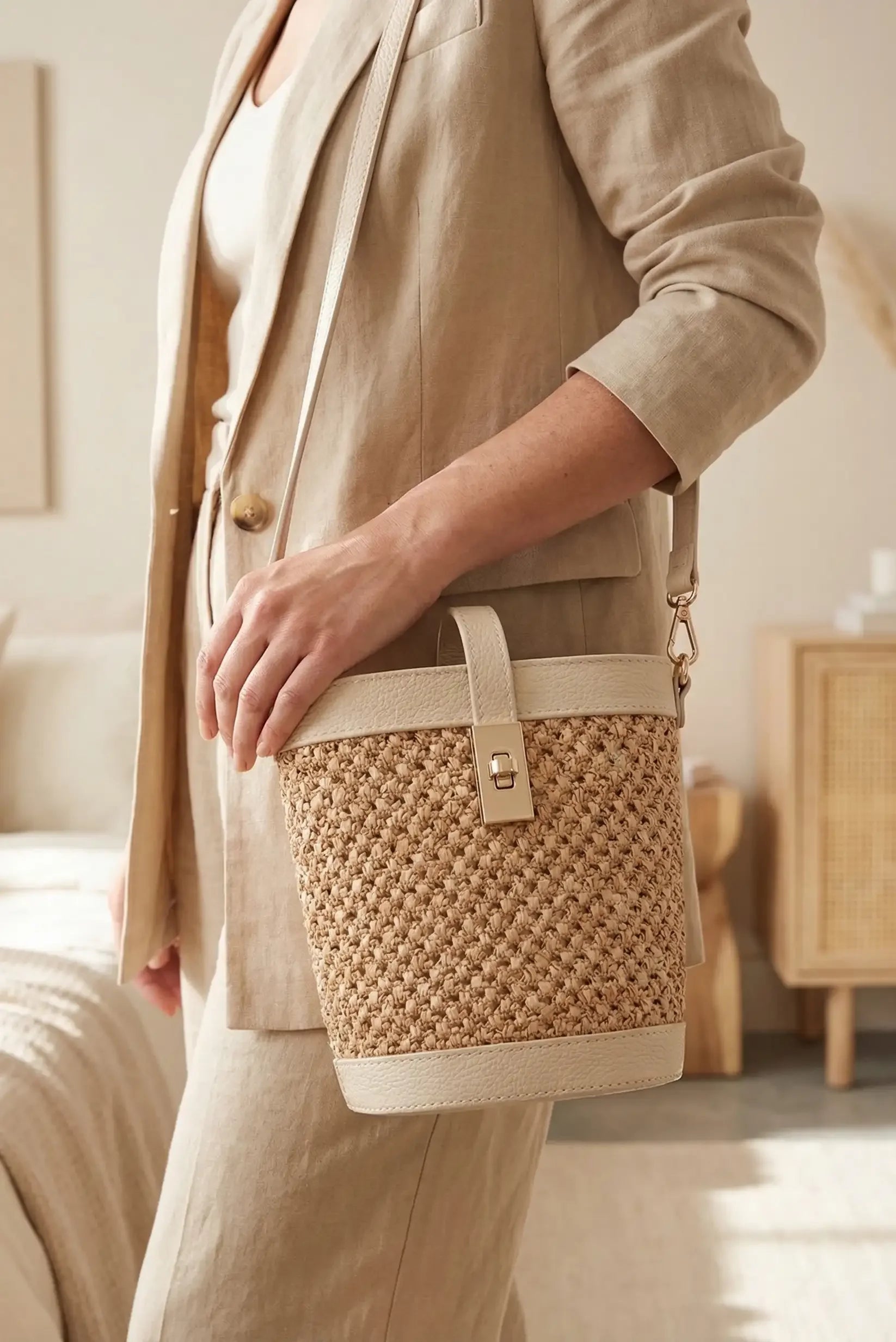 Bolso bandolera de rafia y piel beige con cierre dorado, look casual femenino elegante
