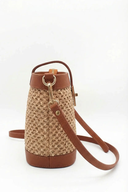 Bolso bandolera de rafia beige y piel marrón con correa ajustable y detalles dorados