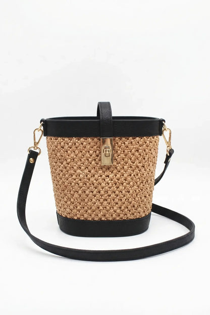Bolso bandolera de rafia con detalles en piel negra y correa larga, estilo casual femenino.