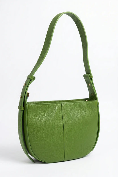 Bolso de hombro mediano verde de piel con textura, diseño elegante y asa ajustable