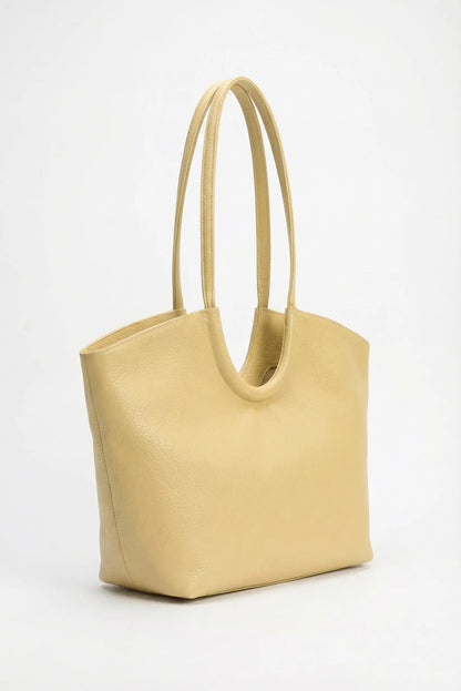 Bolso de mano grande amarillo pastel para mujer, estilo casual y moderno, fondo blanco