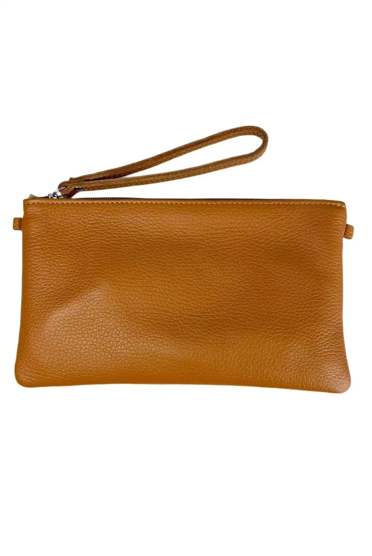Bolso clutch de piel granulada color marrón camel con cierre de cremallera y asa de mano