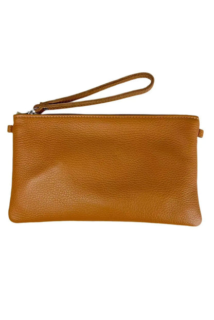 Bolso clutch de piel granulada color marrón camel con cierre de cremallera y asa de mano