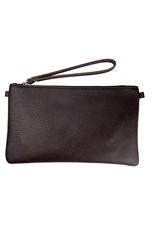 Bolso clutch de piel marrón chocolate de CHICA del Sur con cierre de cremallera y asa de mano.