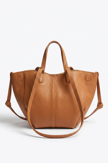 Bolso de piel marrón cuero con asas cortas y correa larga ajustable