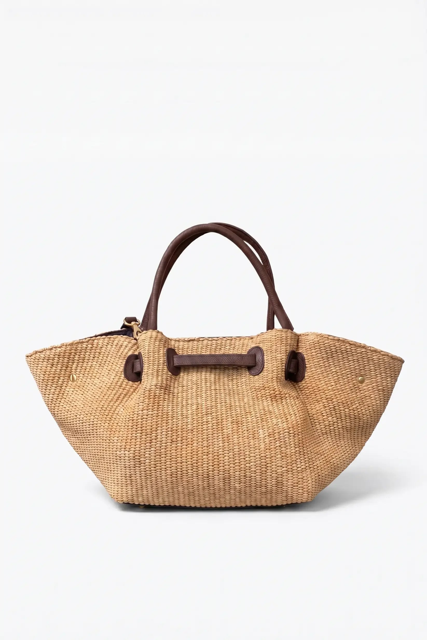 Bolso de paja con asas de cuero marrón, ideal para verano y playa, complemento femenino elegante