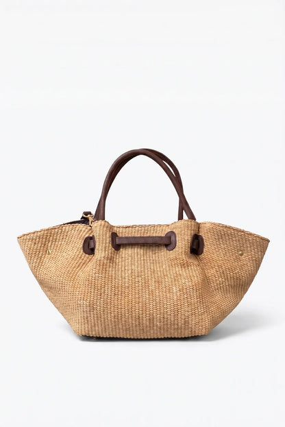 Bolso de paja con asas de cuero marrón, ideal para verano y playa, complemento femenino elegante