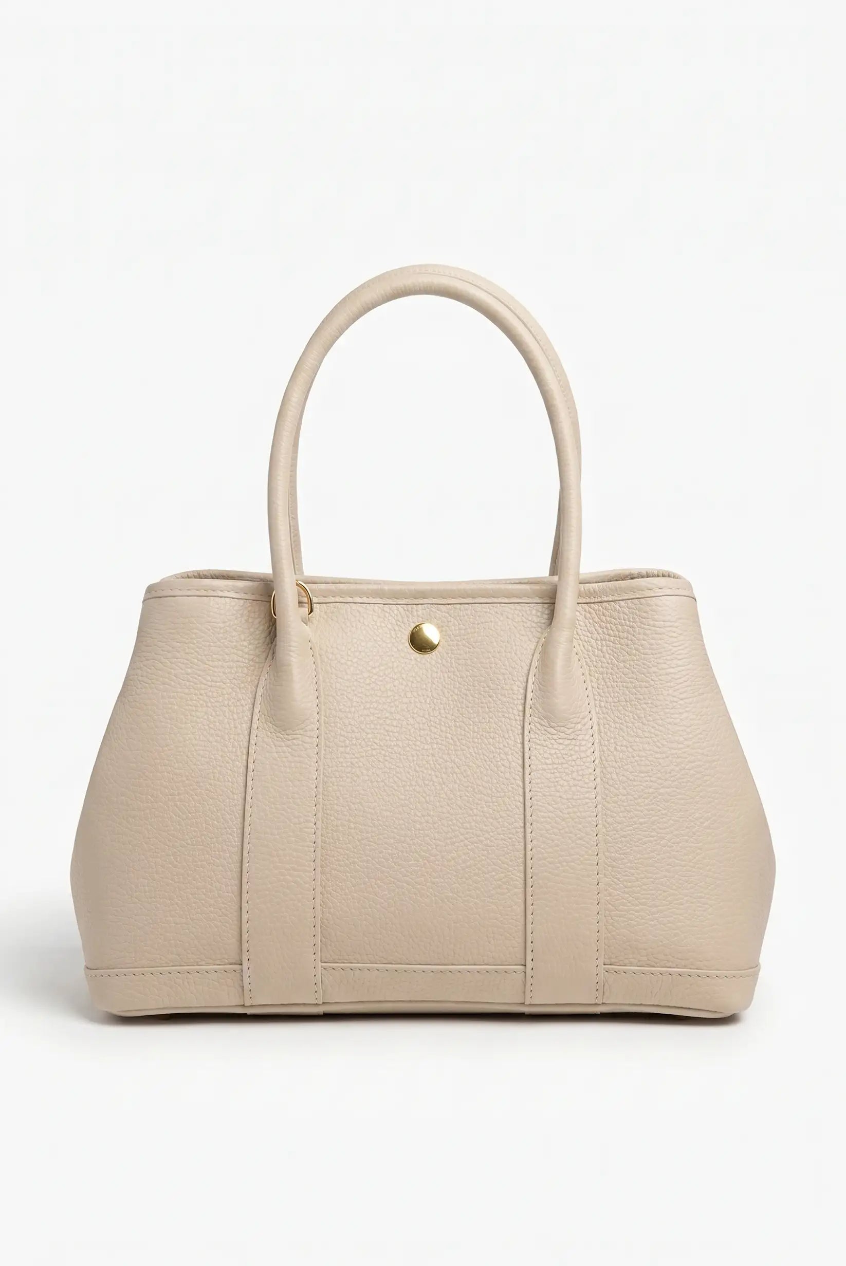 Bolso de mano y hombro mediano en piel beige con asas dobles y detalle metálico dorado