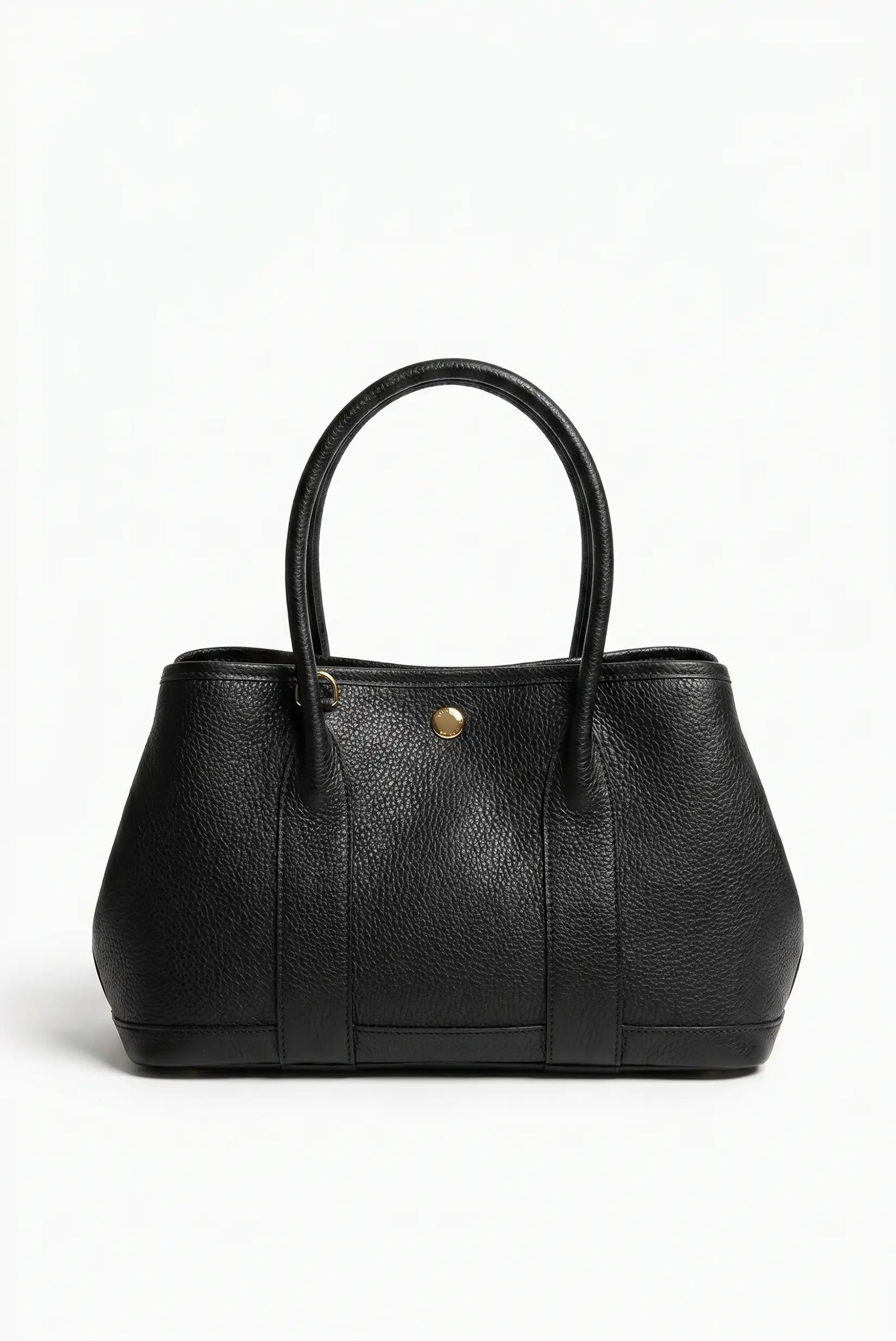 Bolso de mano y hombro mediano de piel negra con textura y herrajes dorados sobre fondo blanco.