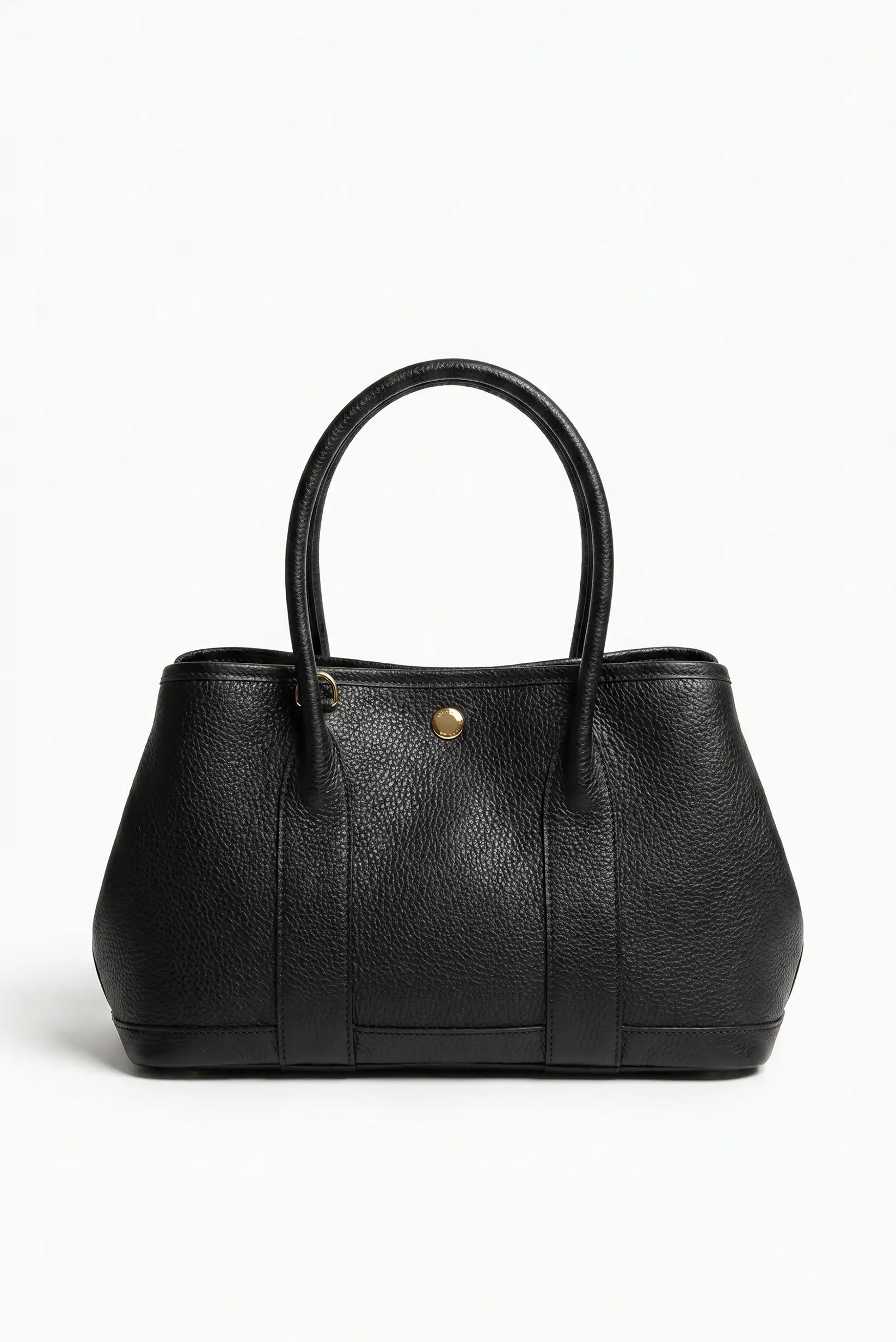 Bolso de mano y hombro mediano de piel negra con textura y herrajes dorados sobre fondo blanco.