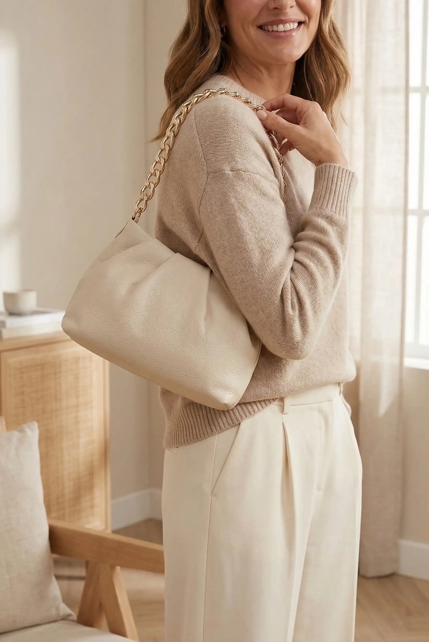 Mujer con bolso de hombro beige de piel, cadena dorada, look casual primavera