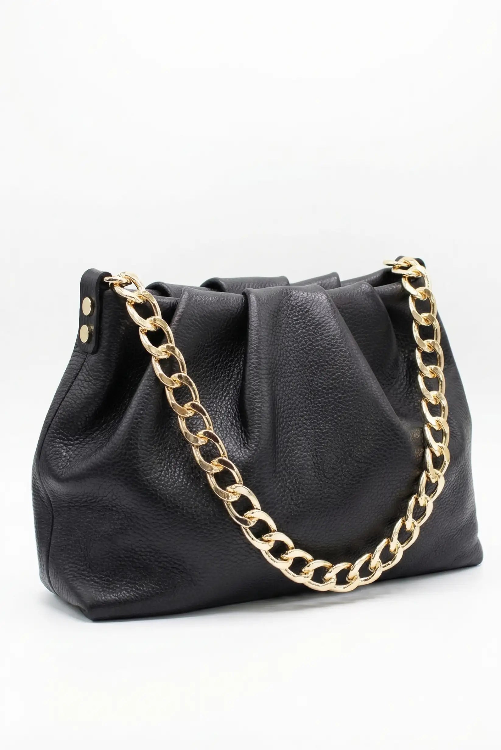 Bolso de hombro mujer en piel negra con cadena dorada, estilo elegante y casual.
