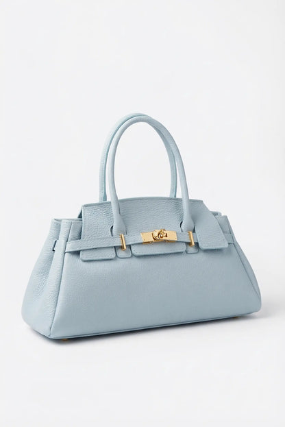 Bolso de mano azul claro de piel con asas y cierre dorado, accesorio elegante femenino