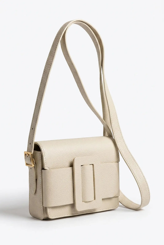 Bolso bandolera beige de piel sintética con hebilla decorativa y correa ajustable