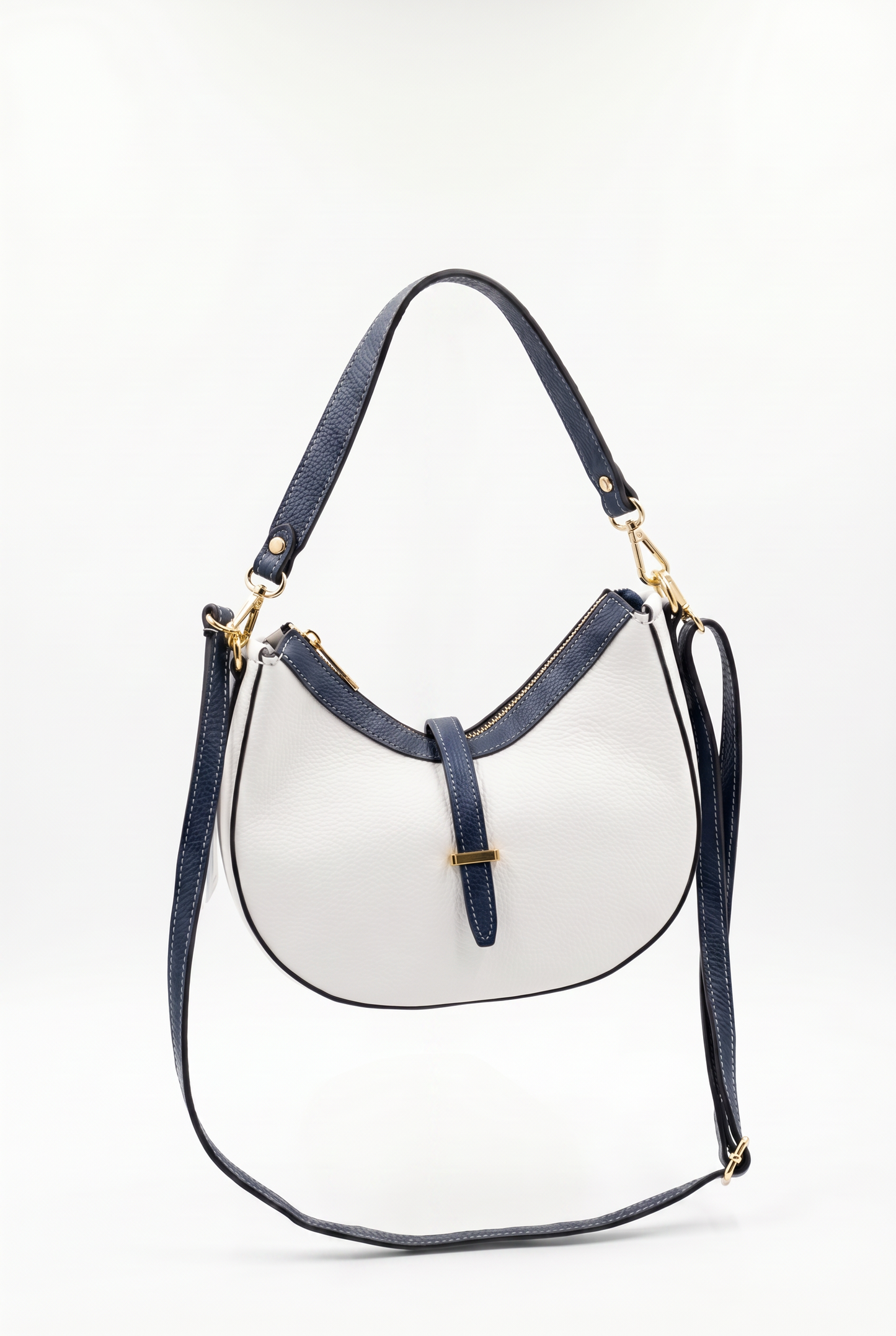 Bolso de mano y bandolera blanco con detalles azul marino y herrajes dorados