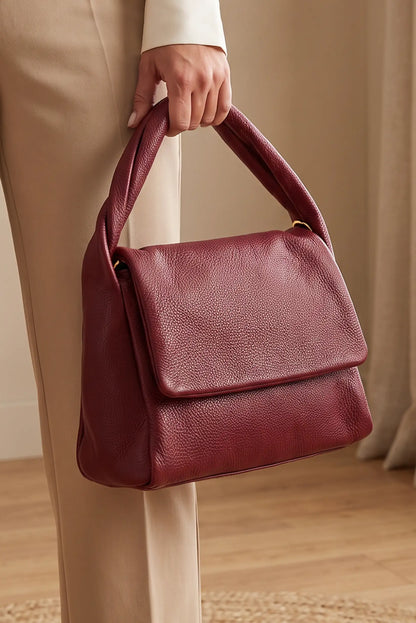 Bolso de mano de piel granulada en color granate con asa corta
