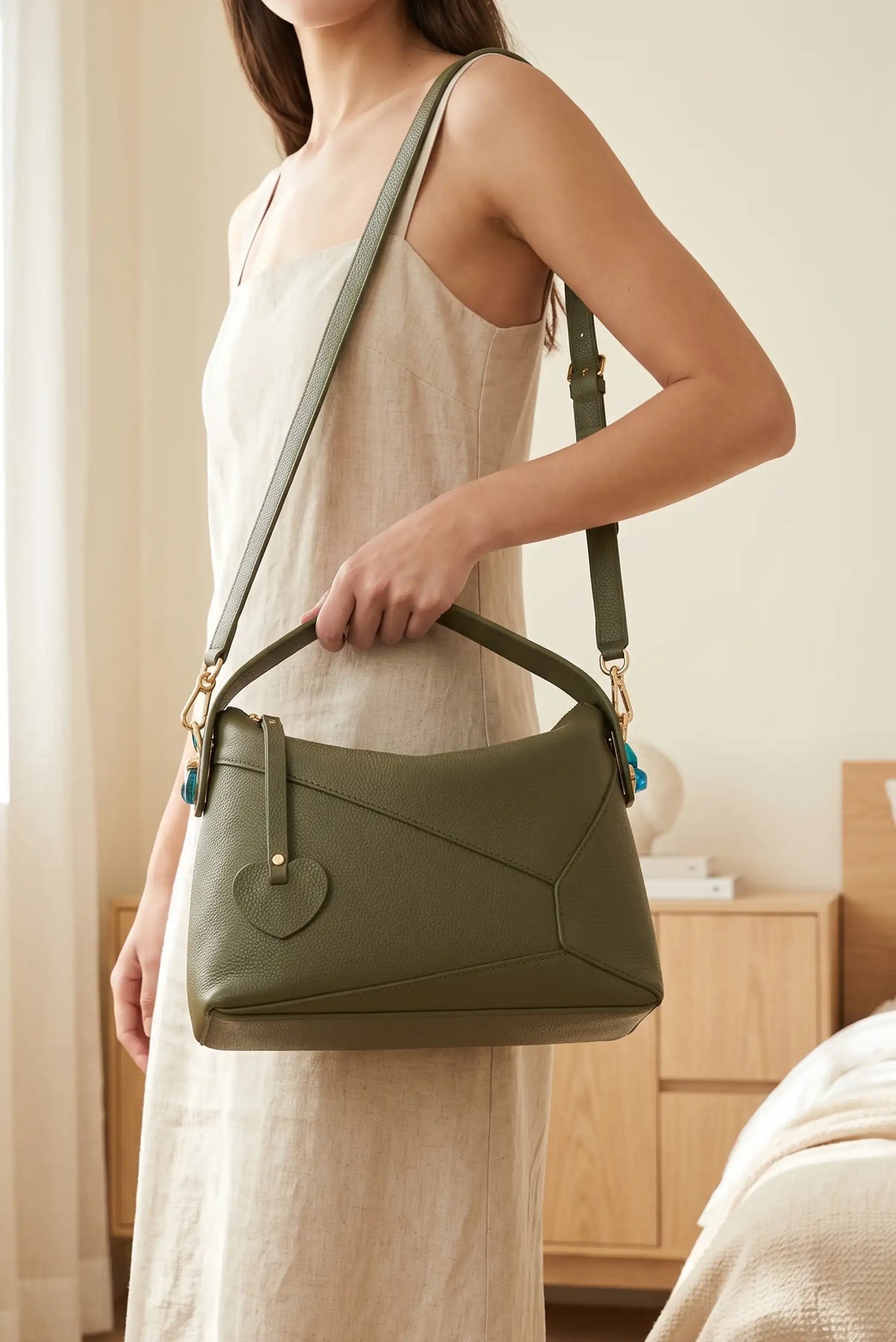 Bolso mano y bandolera Puzzle de piel verde con detalle de corazón de CHICA del Sur
