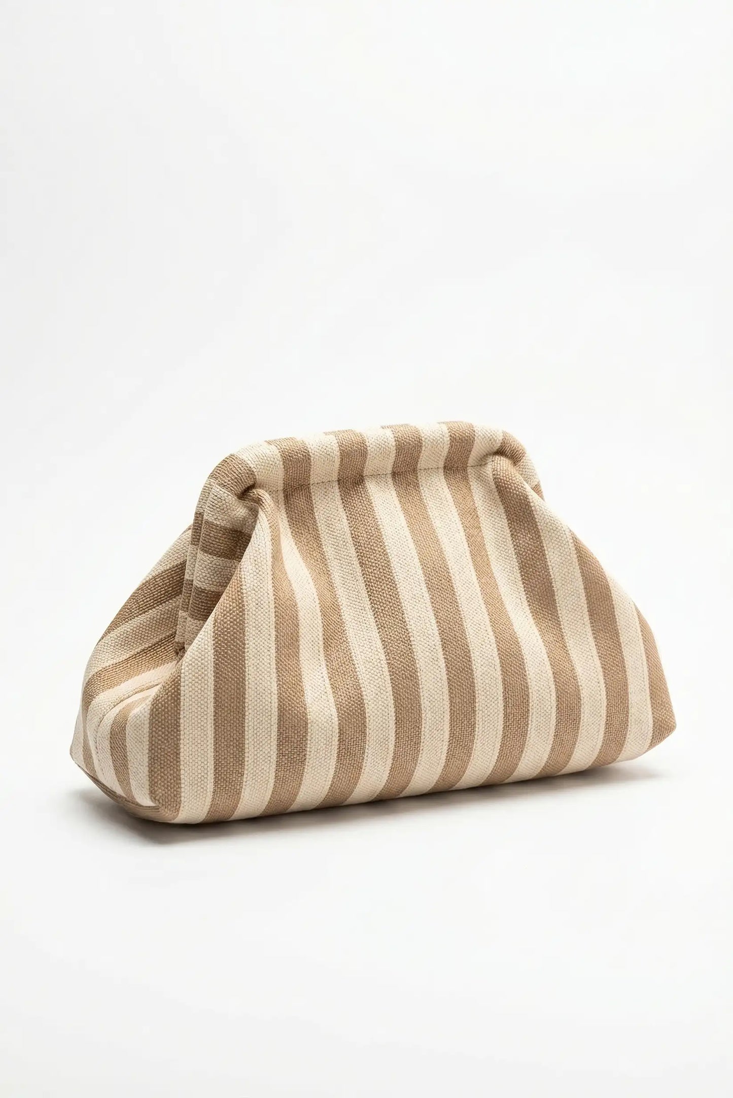Clutch de mano tipo neceser con rayas beige y blanco, estilo parisino, fondo blanco.