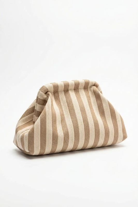 Clutch de mano tipo neceser con rayas beige y blanco, estilo parisino, fondo blanco.