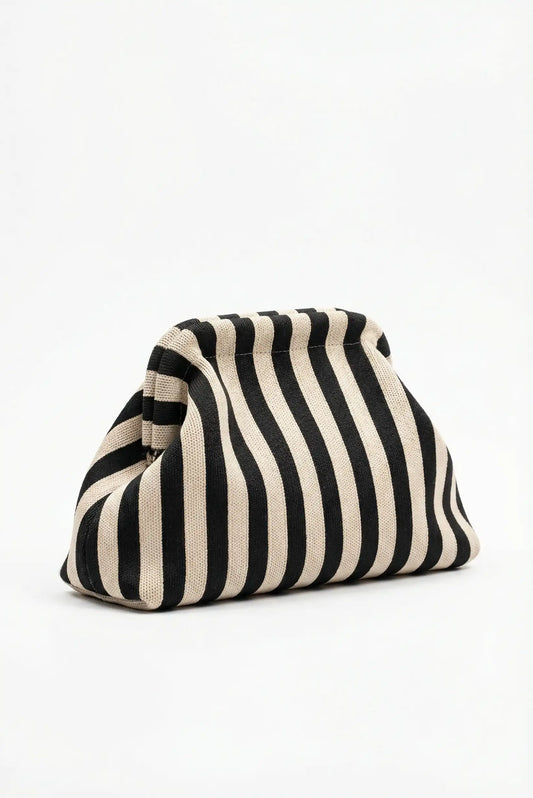 Bolso clutch rayas blanco y negro, estilo parisino, sobre fondo blanco