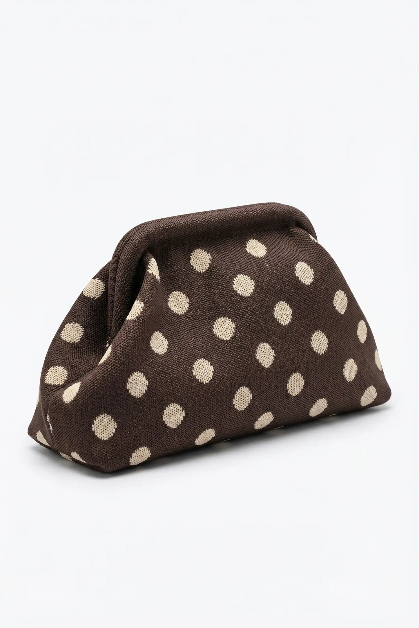 Clutch marrón chocolate con topos beige, estilo parisino, sobre fondo blanco.
