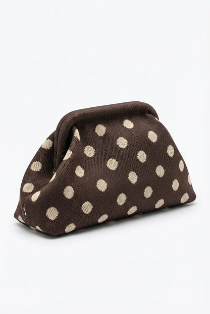 Clutch marrón chocolate con topos beige, estilo parisino, sobre fondo blanco.