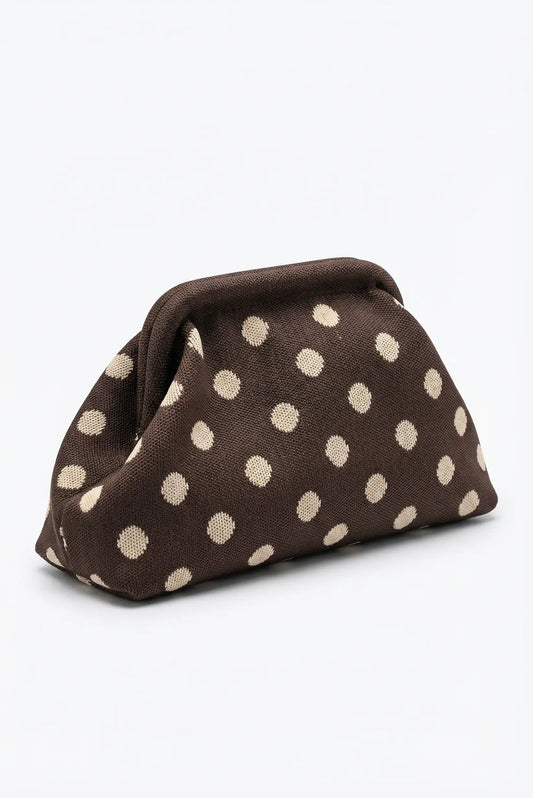 Clutch marrón chocolate con topos beige, estilo parisino, sobre fondo blanco.