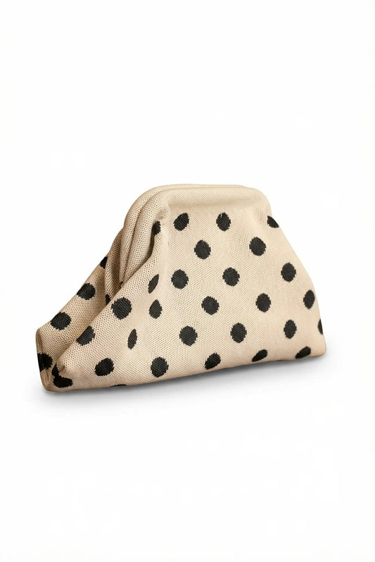 Clutch beige de mano con estampado de lunares negros, estilo parisino elegante.