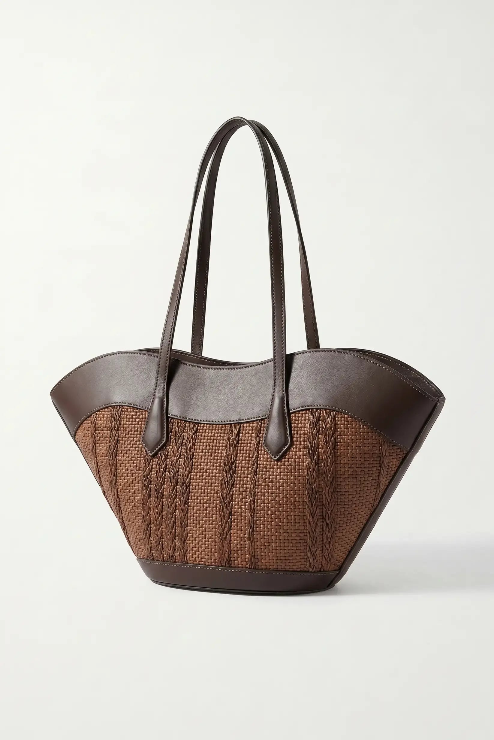 Bolso de mano tejido marrón con detalles en cuero, ideal para moda femenina y complementos elegantes