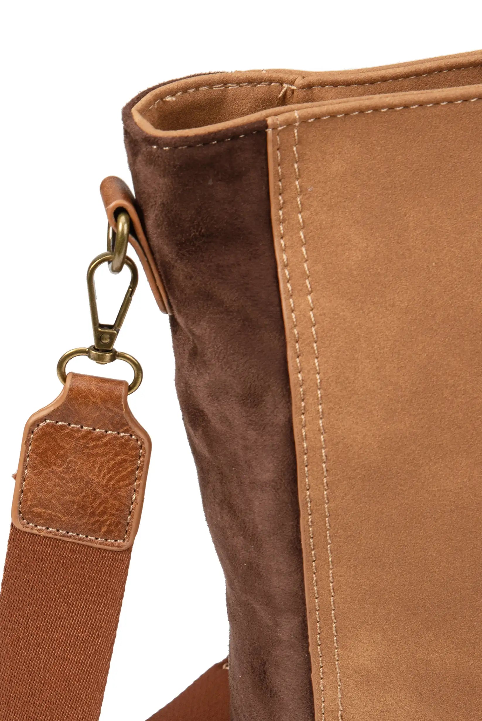Bolso de mujer en ante marrón con correa ajustable y detalles en cuero, ideal para moda femenina y complementos.