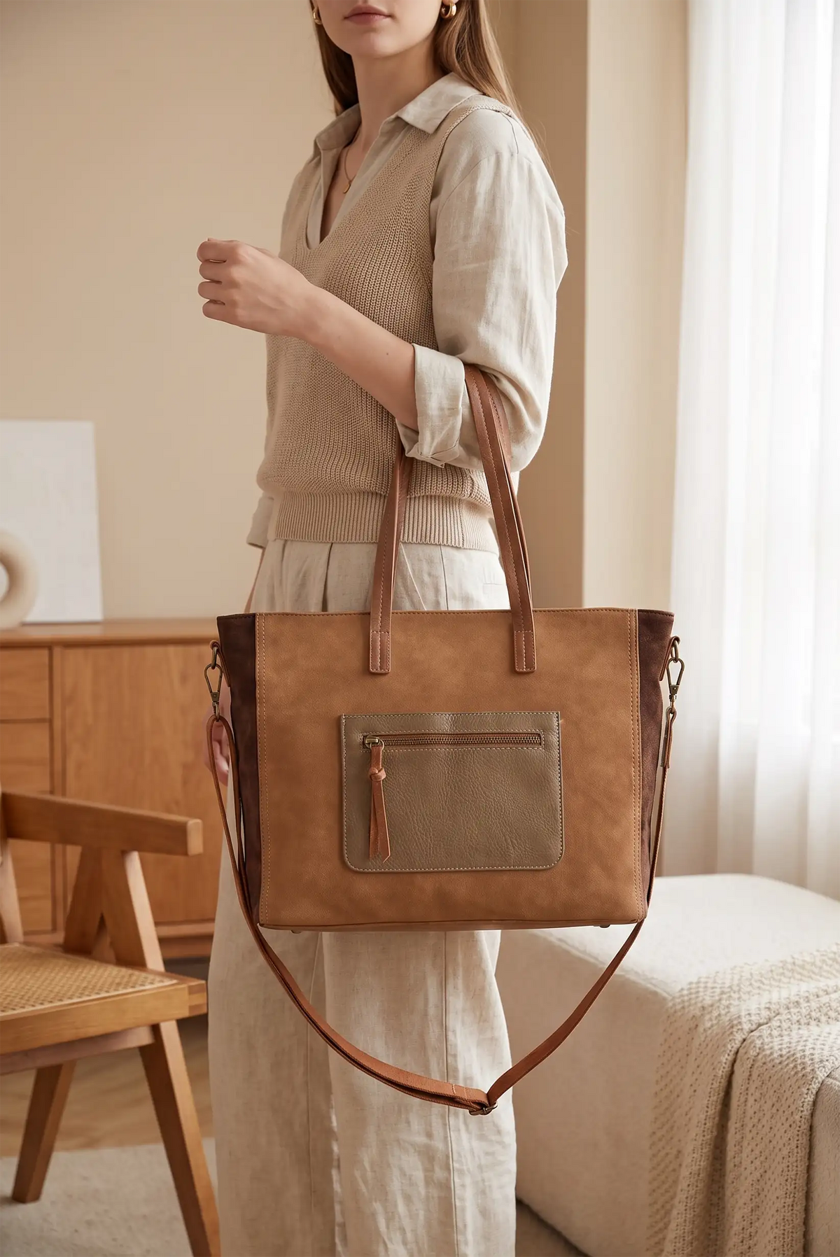 Bolso tote de piel marrón con correa ajustable y bolsillo frontal