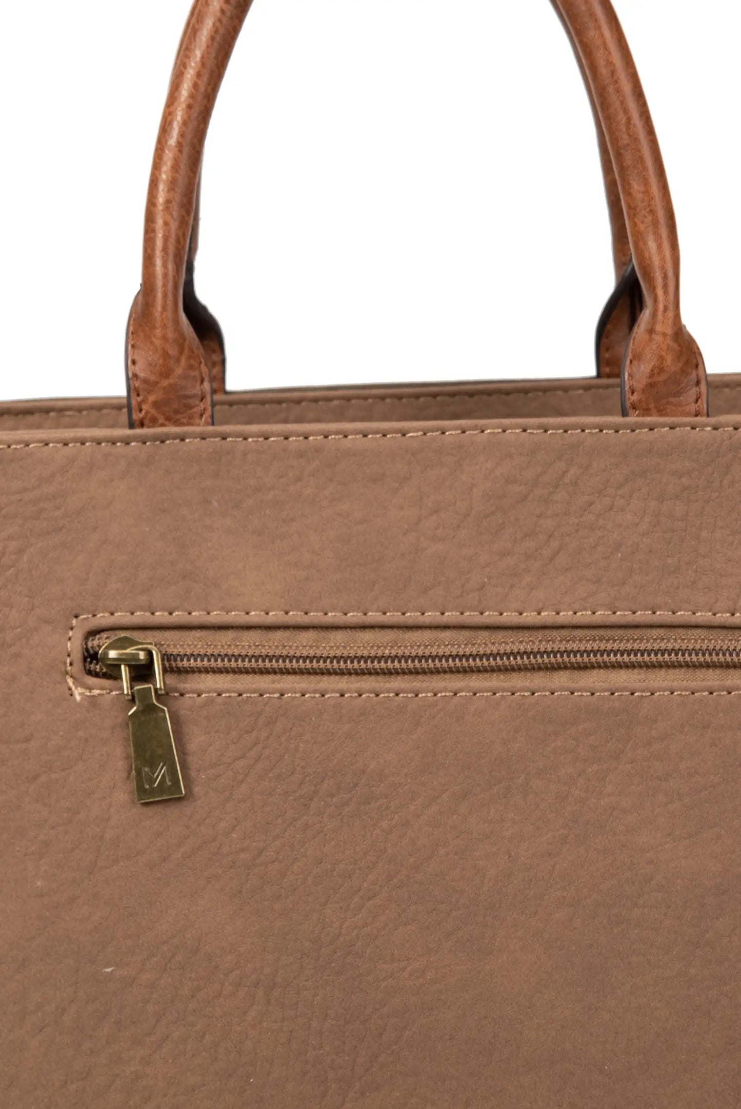 Bolso marrón con asas y cremallera frontal, detalle de textura y cierre metálico