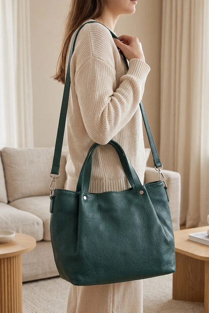 Mujer con jersey beige y bolso tote de piel en color verde oscuro