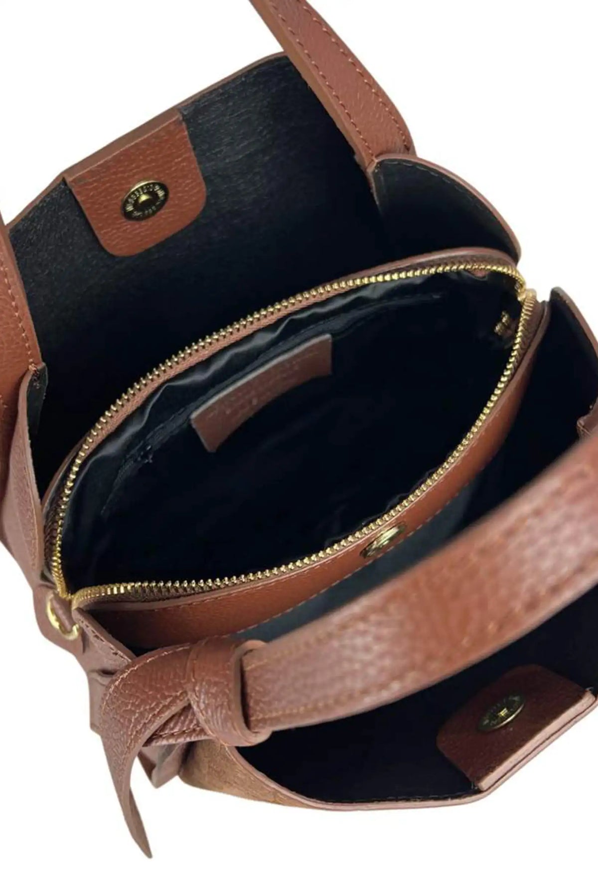 Detalle del interior de un bolso de mano de piel marrón de CHICA del Sur con cierre de cremallera