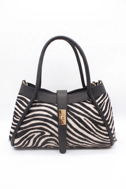 Bolso de mujer CHICA del Sur con estampado de cebra en pelo de potro y detalles negros.