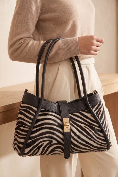 Bolso de mujer CHICA del Sur con estampado de cebra y acabado en pelo de potro.