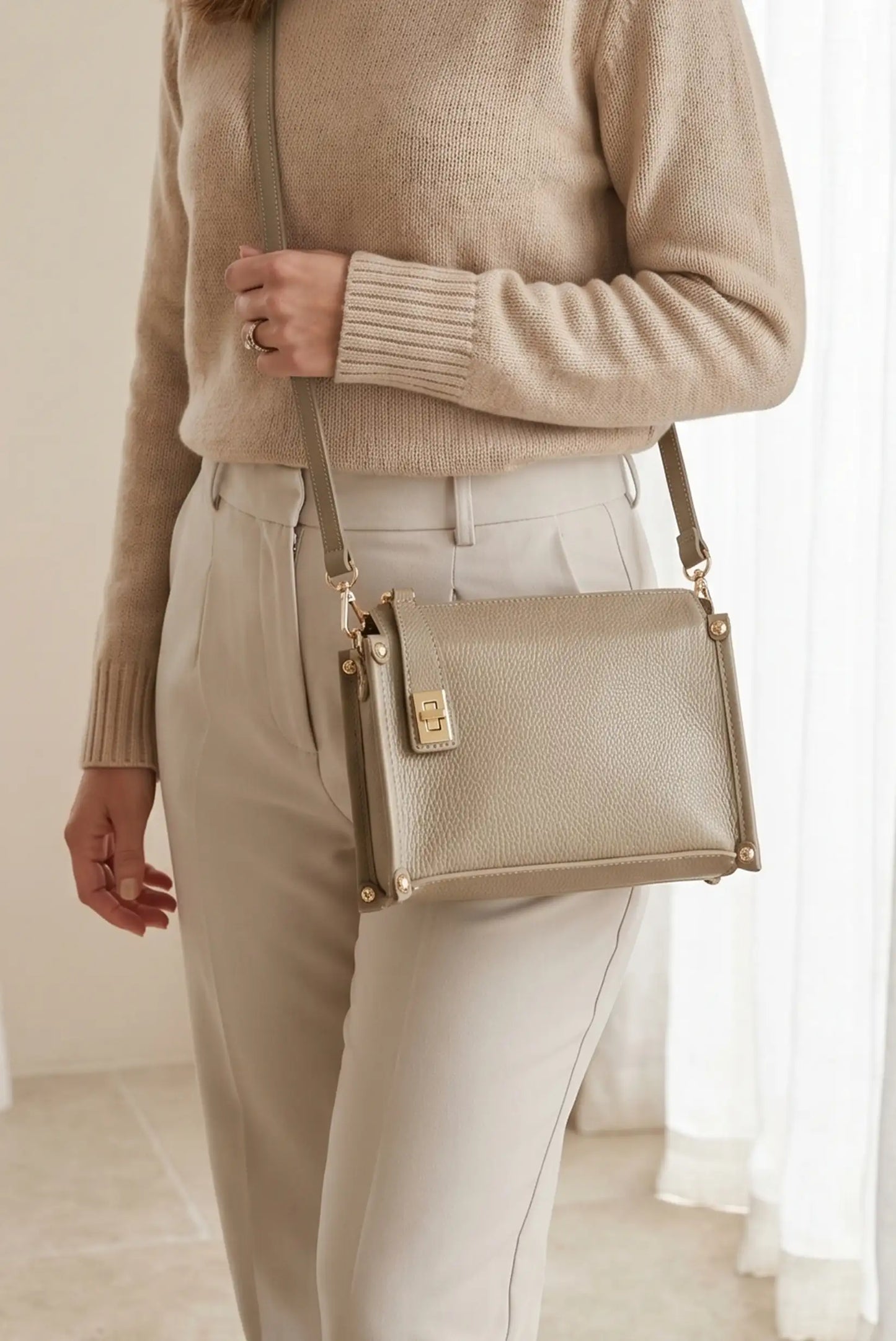 Bolso de mano y bandolera pequeño en piel