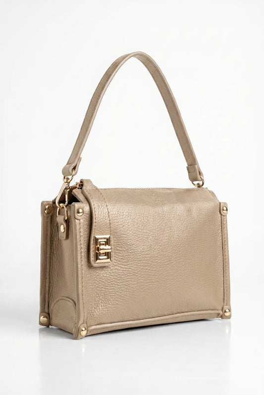 Bolso beige con textura de piel y detalles dorados, ideal para looks casuales y estilosos