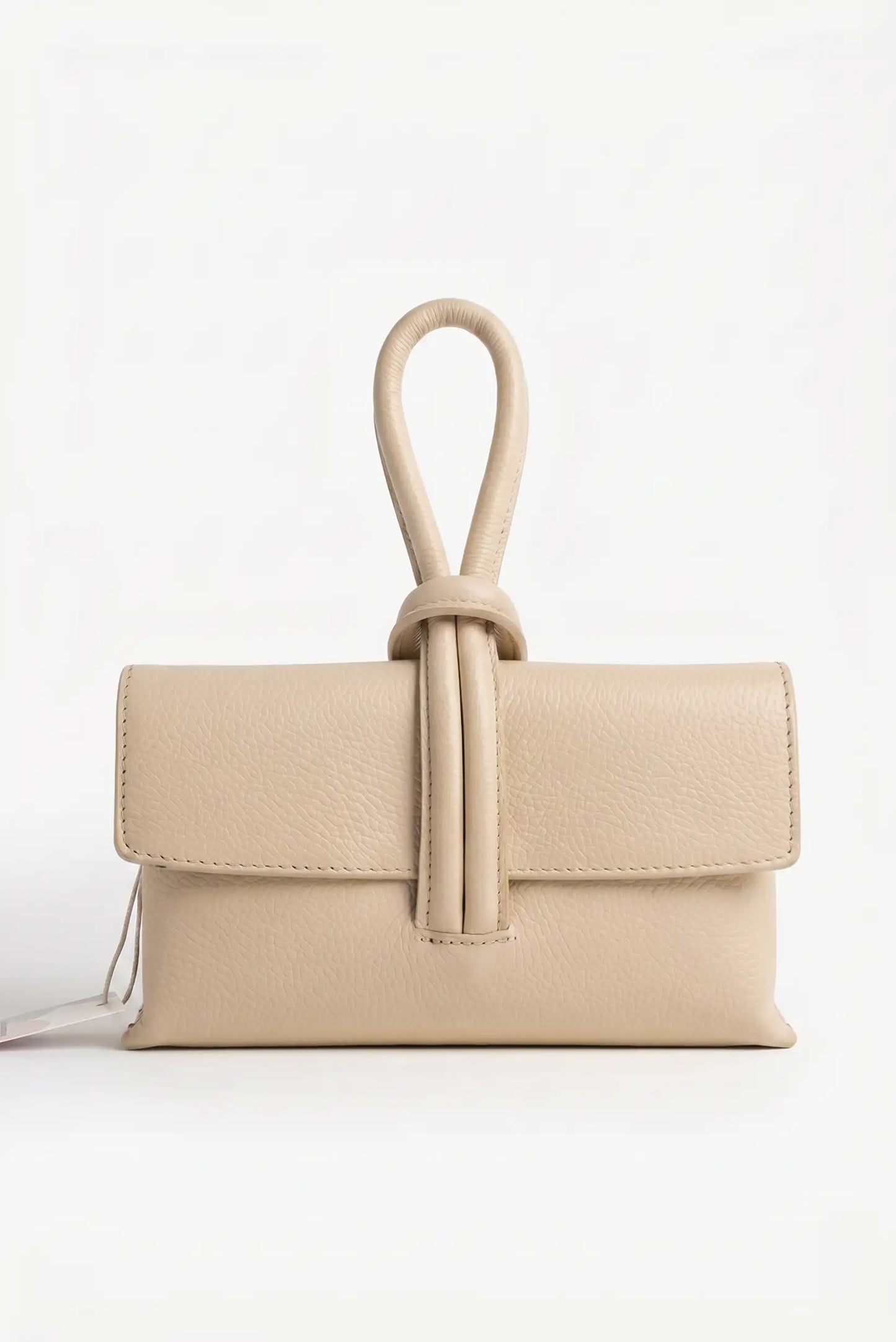 Bolso de mano pequeño beige de piel con asa tipo nudo, estilo bandolera elegante