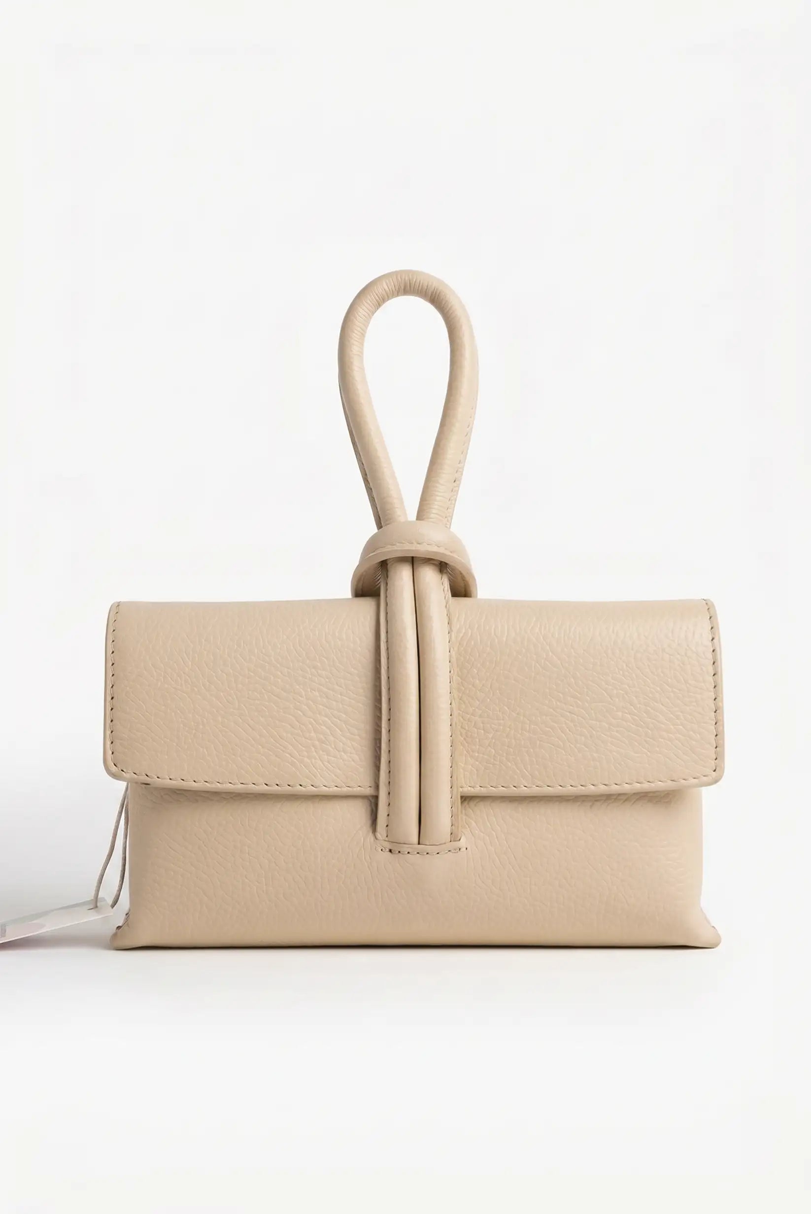 Bolso de mano pequeño beige de piel con asa tipo nudo, estilo bandolera elegante