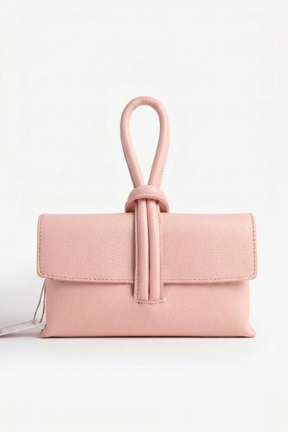 Bolso de mano pequeño rosa de piel con cierre tipo nudo y textura suave, fondo blanco.