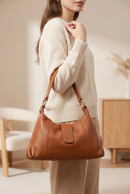 Mujer vistiendo jersey beige con bolso de hombro de piel camel de CHICA del Sur