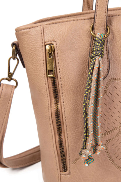 Bolso mujer beige con cremallera dorada y detalles de cordones coloridos, ideal para moda femenina y complementos