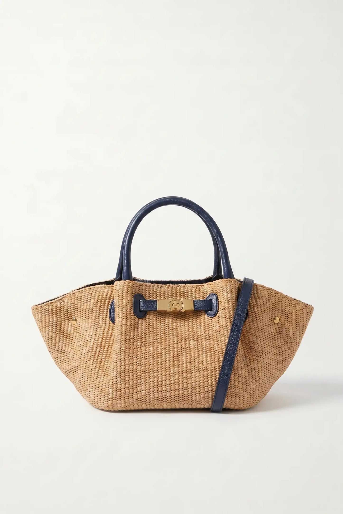 Bolso de mano de rafia beige con asas y detalles de piel azul marino, estilo casual.