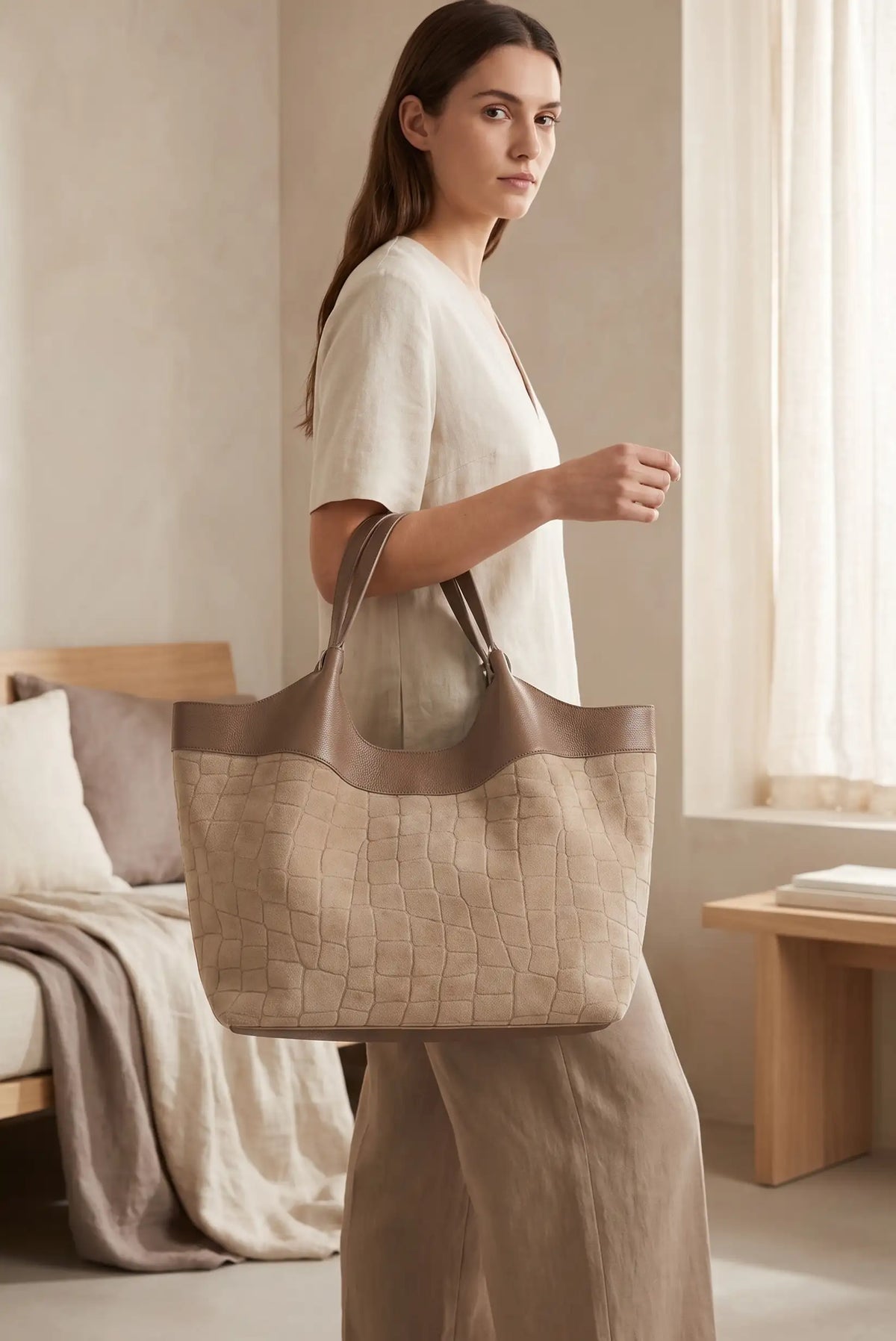 Mujer con bolso shopper grande de piel de vaca taupe de CHICA del Sur