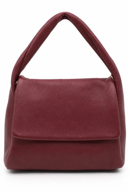 Bolso de mano de cuero granulado en color granate con asa corta y cierre de solapa.