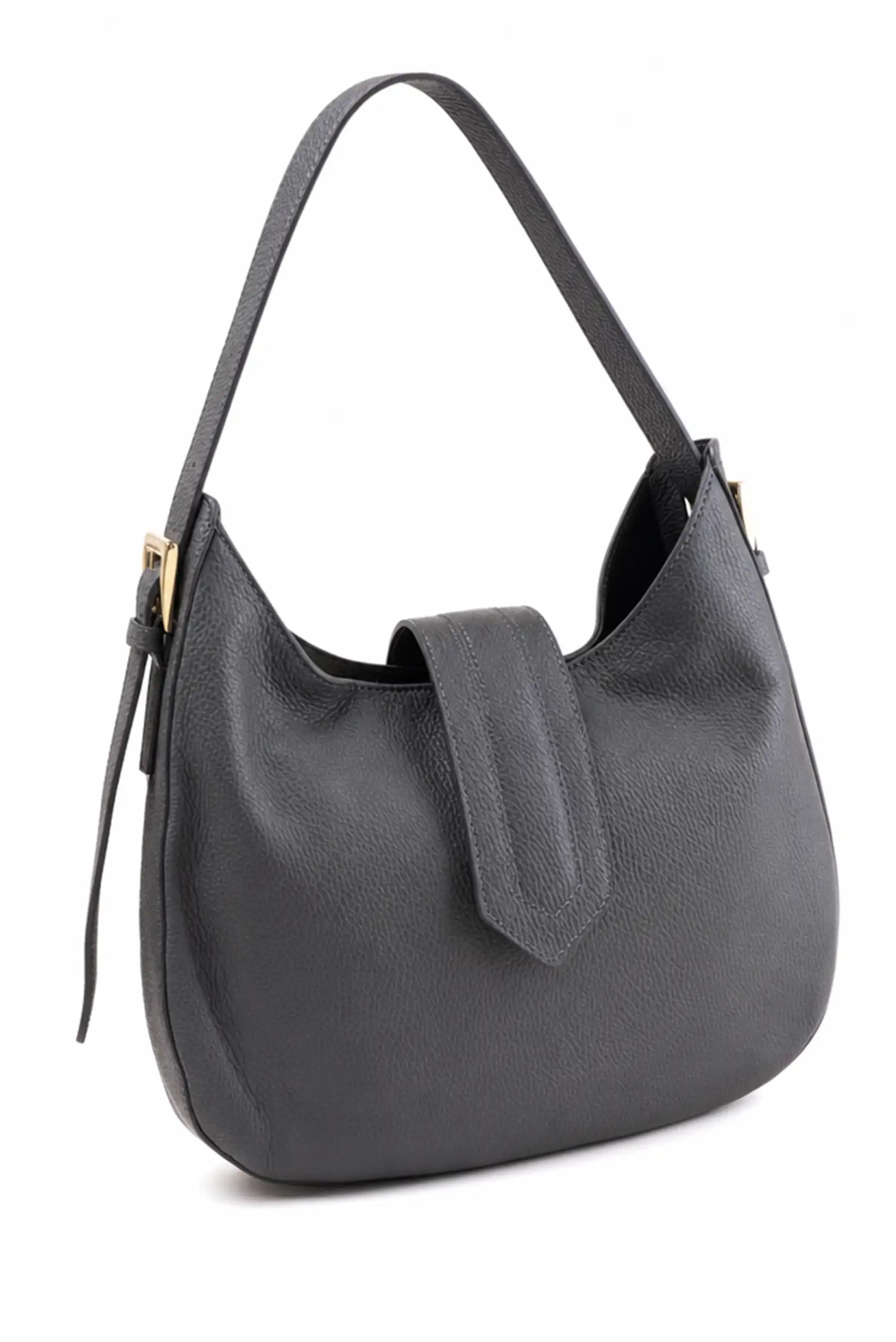 Bolso de hombro en cuero negro con acabado granulado y cierre de solapa